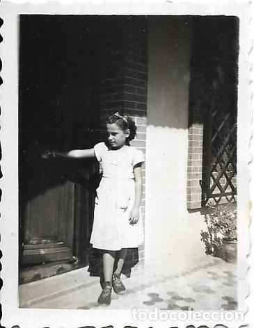 Photographie ancienne: == D135 - FOTOGRAFIA PEQUE&Ntilde;O FORMATO - NI&Ntilde;ITA EN UNA PUERTA DE CASA
