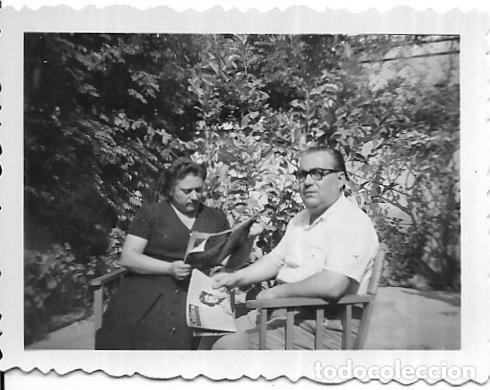 Photographie ancienne: == D144 - FOTOGRAFIA PEQUE&Ntilde;O FORMATO - PAREJA LEYENDO - 1955