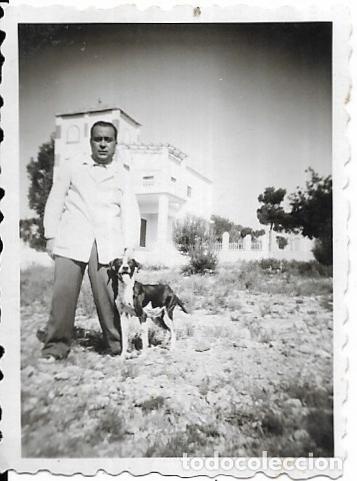 Alte Fotografie: == D518 - FOTOGRAFIA PEQUE&Ntilde;O FORMATO - SE&Ntilde;OR CON UN PERRITO