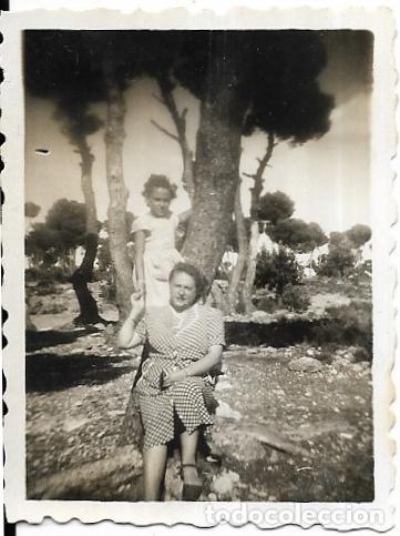 Alte Fotografie: == D557 - FOTOGRAFIA PEQUE&Ntilde;O FORMATO - SE&Ntilde;ORA CON SU NI&Ntilde;A EN EL CAMPO