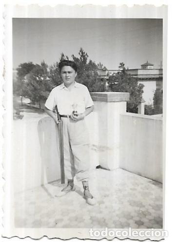 Alte Fotografie: == D591 - FOTOGRAFIA PEQUE&Ntilde;O FORMATO - JOVEN EN UNA TERRAZA