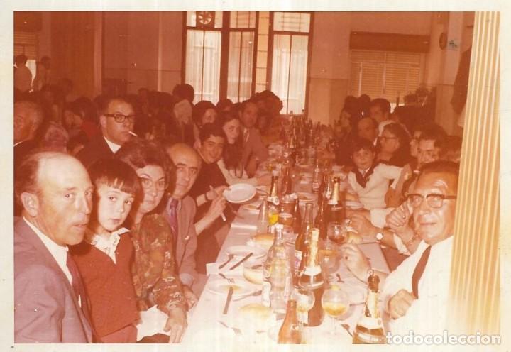 Alte Fotografie: *** D422 - FOTOGRAFIA - GRUPO DE AMIGOS EN UN BANQUETE