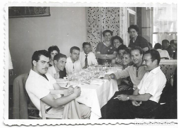 Alte Fotografie: :::: D13 - FOTOGRAFIA - GRUPO DE AMIGOS EN UNA COMIDA