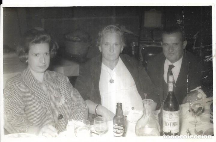 Alte Fotografie: == E164 - FOTOGRAFIA - AMIGOS EN UNA COMIDA