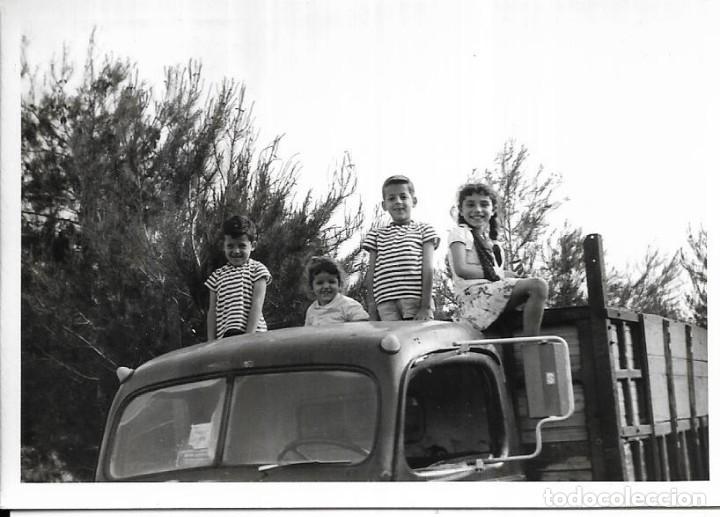 Fotograf&iacute;a antigua: == E230 - FOTOGRAFIA - JOVENCITOS SUBIDOS EN UN CAMI&Oacute;N