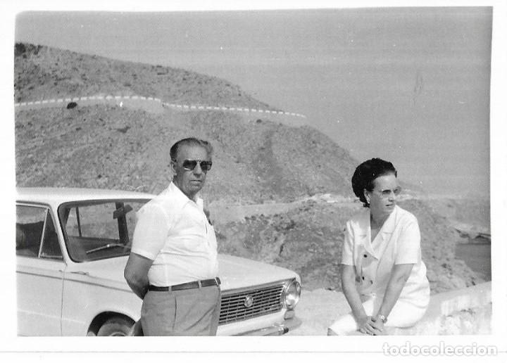 Antique Photography: == E259 - FOTOGRAFIA - PAREJA JUNTO A UN COCHE - 1971