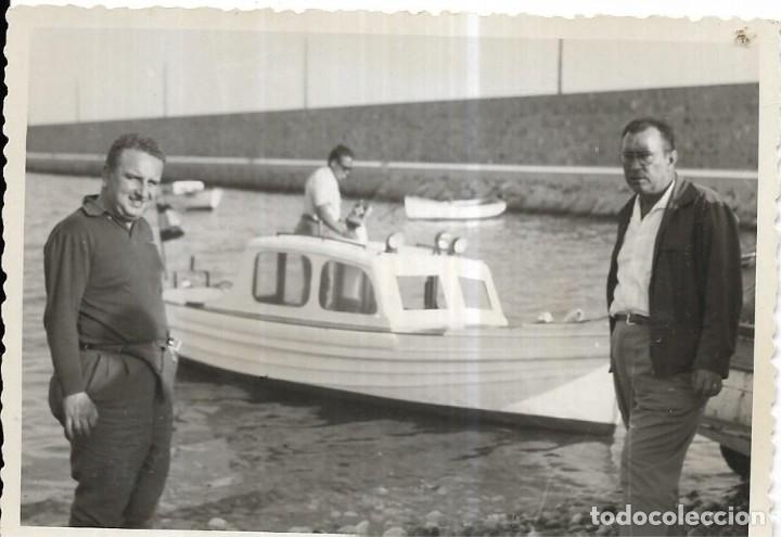 Photographie ancienne: == E284 - FOTOGRAFIA - DOS AMIGOS JUNTO A UNA BARCA