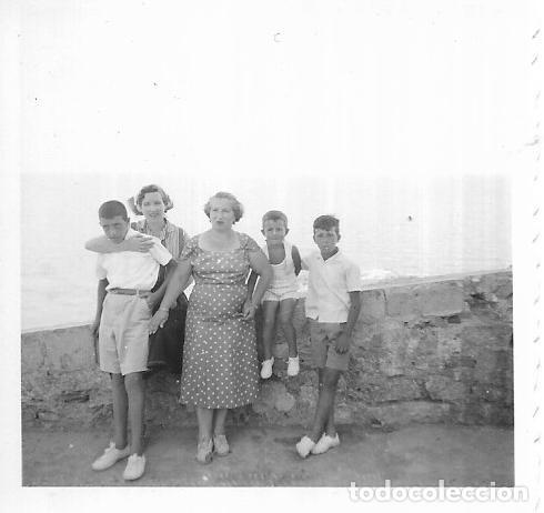 Fotograf&iacute;a antigua: :::: T83 - FOTOGRAFIA - SE&Ntilde;ORAS CON TRES JOVENCITOS