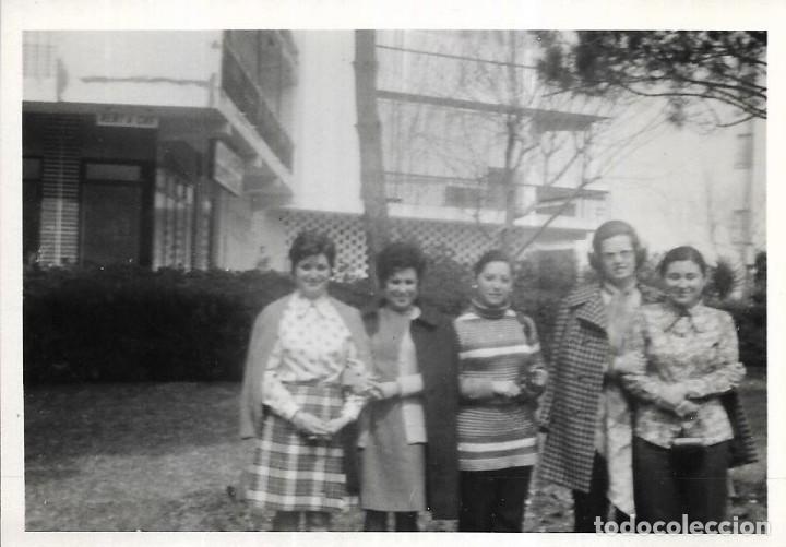 Fotograf&iacute;a antigua: ^^^ G517 - FOTOGRAFIA - AMIGAS EN LA PLAYA DE GANDIA - DUCAL 1972