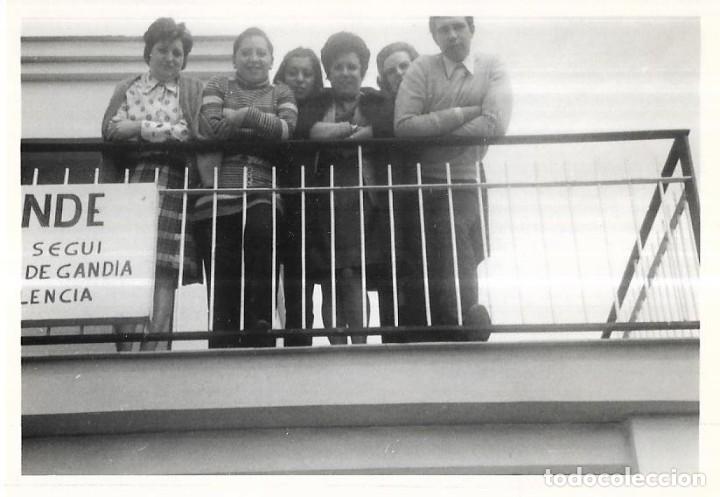 Fotograf&iacute;a antigua: == G545 - FOTOGRAFIA - AMIGAS EN LA PLAYA DE GANDIA - 1972