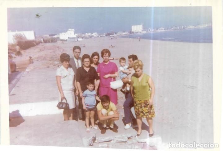 Fotograf&iacute;a antigua: :::: Q592 - FOTOGRAFIA - GRUPO DE AMIGOS JUNTO A UNA PLAYA