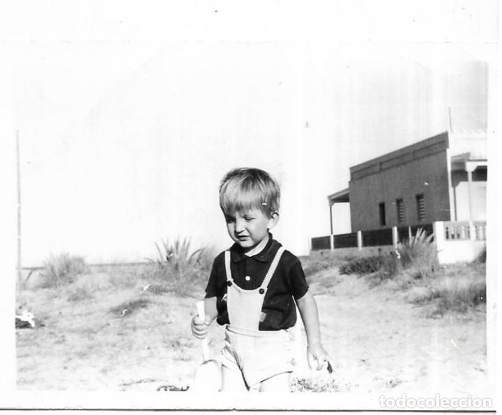 Alte Fotografie: == H785 - FOTOGRAFIA - NI&Ntilde;ITO JUGANDO EN LA ARENA