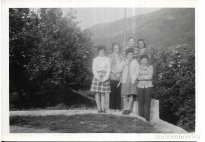Alte Fotografie: == H371- FOTOGRAFIA - GRUPO DE AMIGAS EN MARCHUQUERA - FINCA DE LA ERMITA 1972