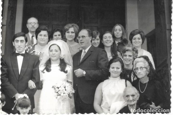 Alte Fotografie: *** H166 - FOTOGRAFIA - PAREJA DE NOVIOS CON SU FAMILIA 1972