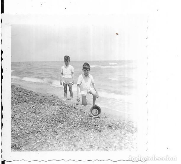 Alte Fotografie: == H917 - FOTOGRAFIA - NI&Ntilde;OS JUGANDO EN LA PLAYA