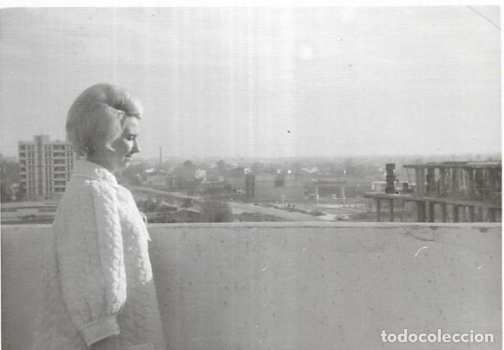 Alte Fotografie: *** CU26 - FOTOGRAFIA - SE&Ntilde;ORA EN UNA TERRAZA