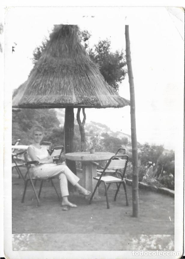 Alte Fotografie: *** CU31 - FOTOGRAFIA - JOVEN DEBAJO DE UNA SOMBRILLA