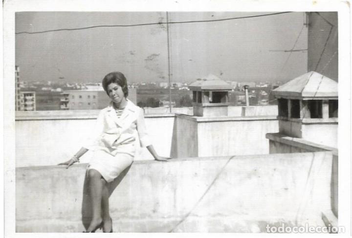 Alte Fotografie: *** CU35 - FOTOGRAFIA - JOVEN EN UNA TERRAZA