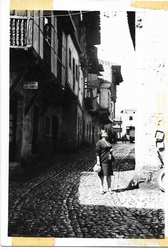 Alte Fotografie: ^^^ CU59 - FOTOGRAFIA - SE&Ntilde;ORA EN SANTILLANA 1965