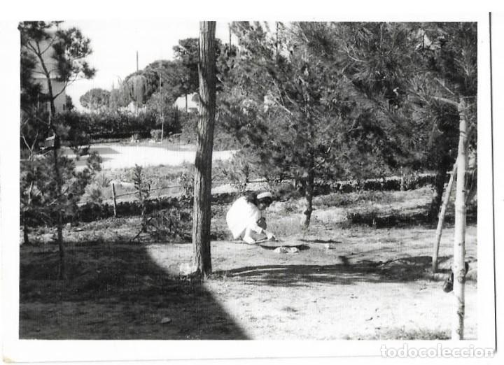 Alte Fotografie: *** CU65 - FOTOGRAFIA - JOVENCITA EN UN BOSQUE