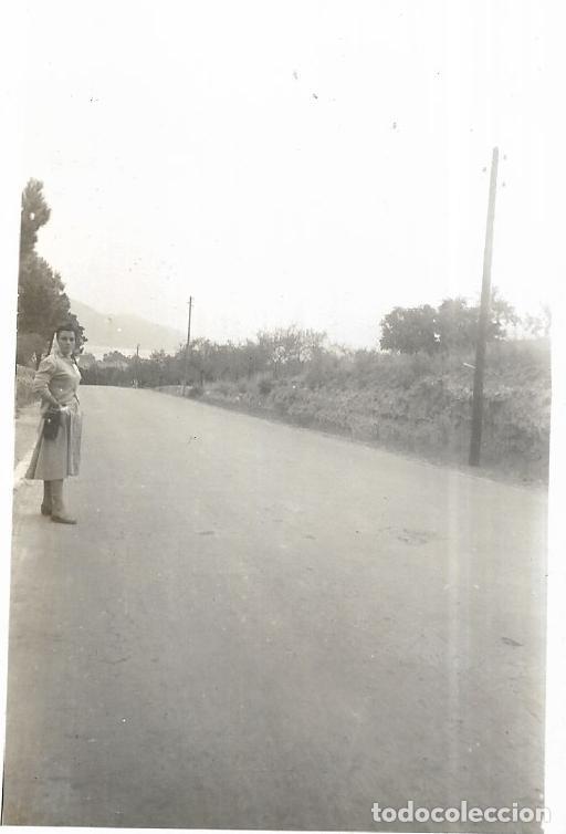 Alte Fotografie: *** CU123 - FOTOGRAFIA - SE&Ntilde;ORA EN UNA CARRETERA