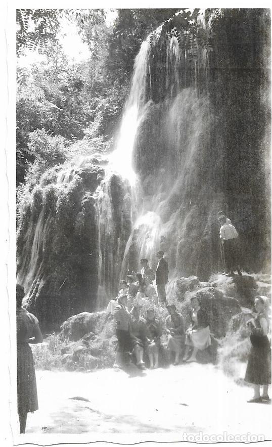 Alte Fotografie: *** CU129 - FOTOGRAFIA - GRUPO DE GENTE JUNTO A UNA CASCADA - MONASTERIO DE PIEDRA 1954