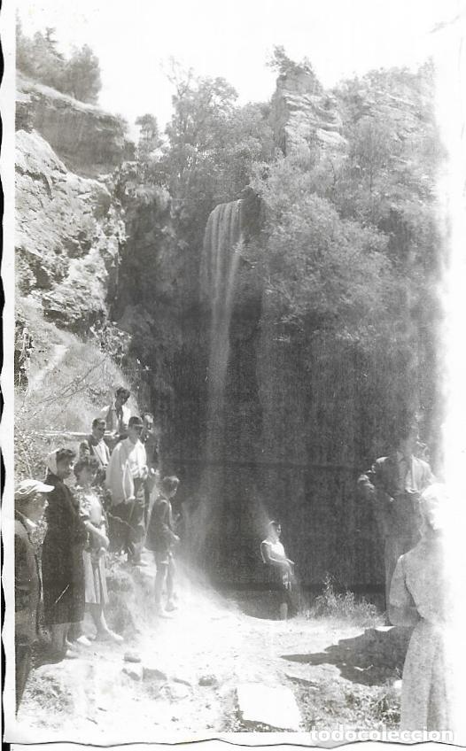 Alte Fotografie: *** CU132 - FOTOGRAFIA - GENTE EN EL MONASTERIO DE PIEDRA 1954