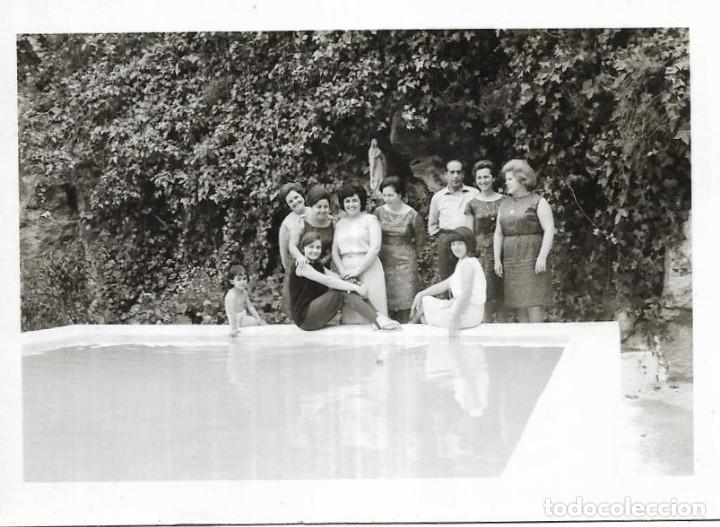Fotografia antiga: *** CU141 - FOTOGRAFIA - GRUPO DE AMIGOS JUNTO A UNA PISCINA