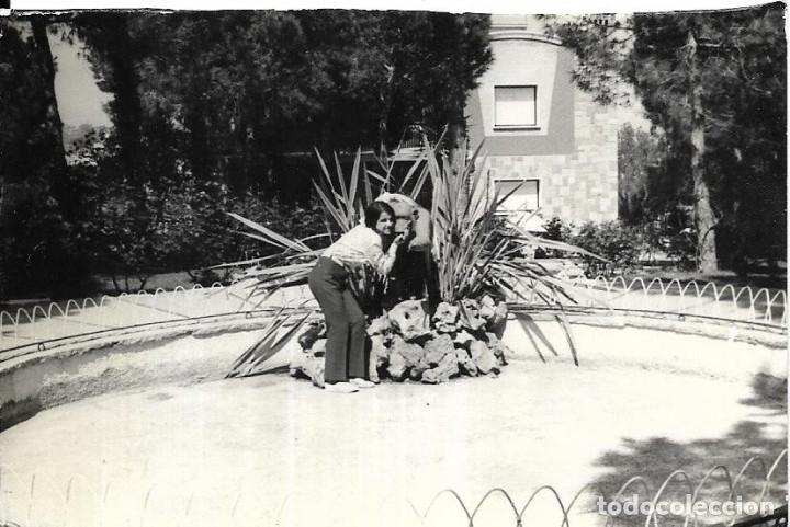 Fotografia antiga: *** CU145 - FOTOGRAFIA - JOVEN EN UN PARQUE