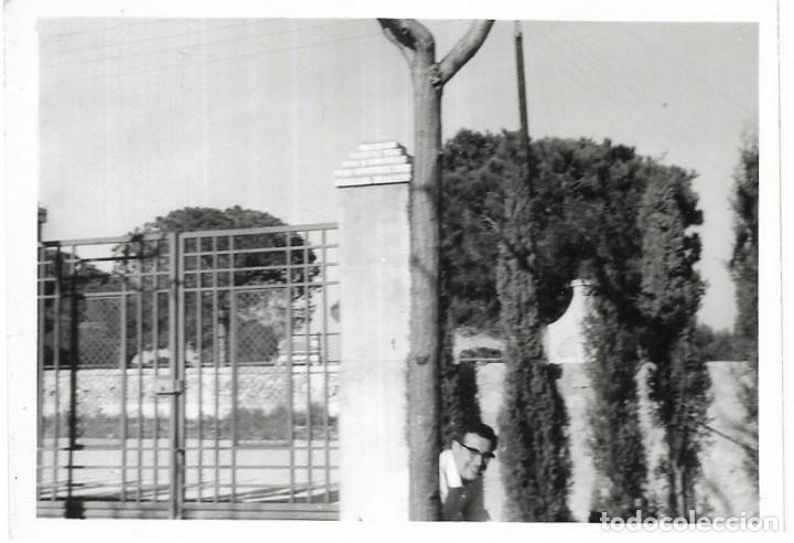 Fotografia antiga: *** CU162 - FOTOGRAFIA - JOVEN EN UN PARQUE