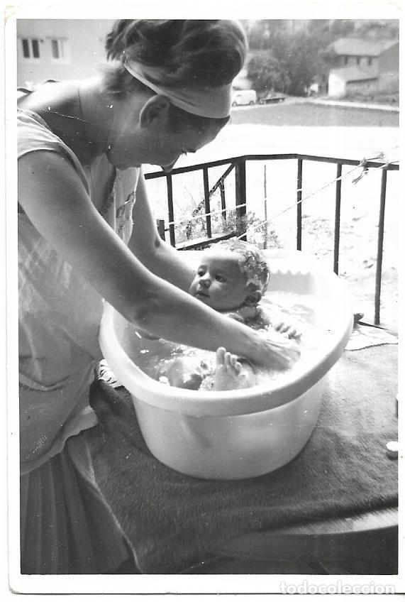 Fotografia antiga: *** CU174 - FOTOGRAFIA - SE&Ntilde;ORA BA&Ntilde;ANDO A UN BEB&Eacute;