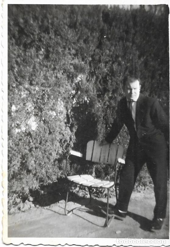 Fotografia antiga: *** CU180 - FOTOGRAFIA - SE&Ntilde;OR APOYADO EN UNA SILLA