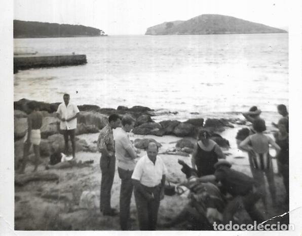 Fotografia antiga: *** CU197 - FOTOGRAFIA - GRUPO DE GENTE JUNTO AL MAR
