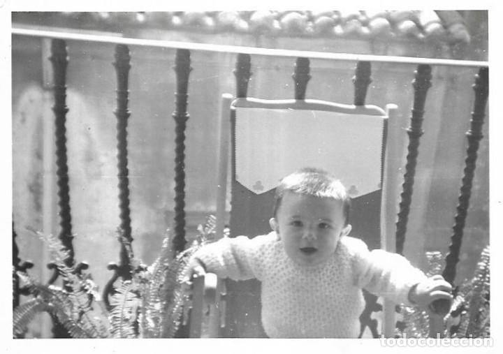 Fotografia antiga: *** CU207 - FOTOGRAFIA - NINITO EN UN BALCON
