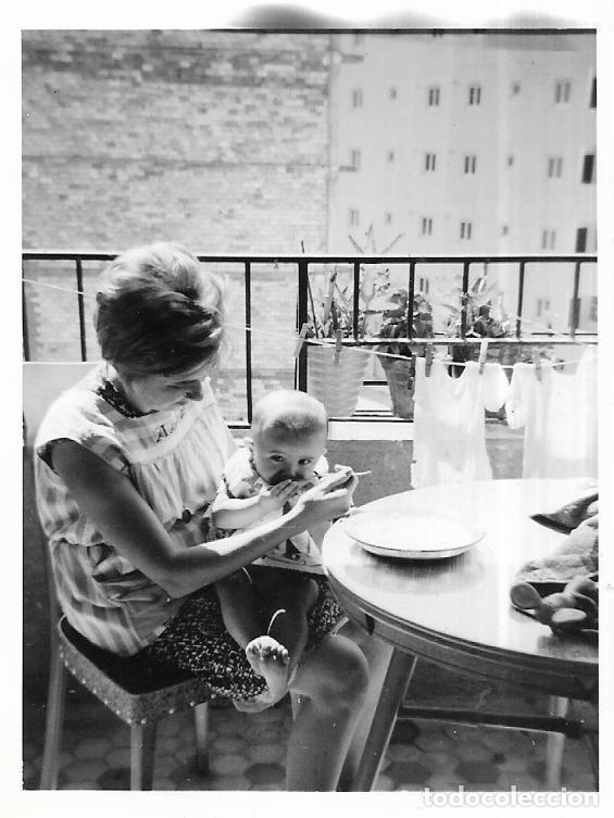 Fotografia antiga: *** CU216 - FOTOGRAFIA - SE&Ntilde;ORA DANDO DE COMER A SU BEB&Eacute;