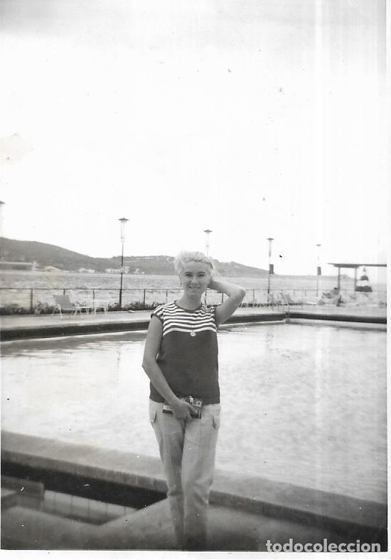 Fotografia antiga: *** CU217 - FOTOGRAFIA - SE&Ntilde;ORA JUNTO A UNA PISCINA