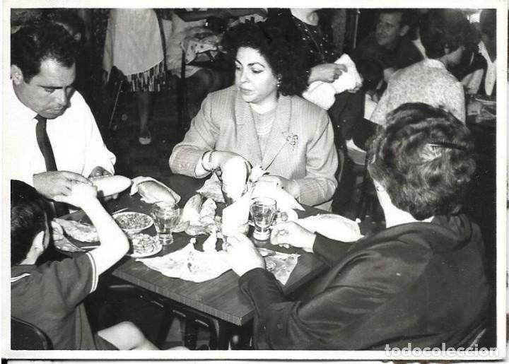 Fotografia antiga: == CU226 - FOTOGRAFIA - AMIGOS COMIENDO EN UN BAR