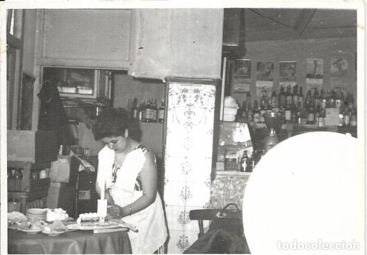 Fotograf&iacute;a antigua: :::: CU229 - FOTOGRAFIA - SE&Ntilde;ORA PARTIENDO UNA TARTA