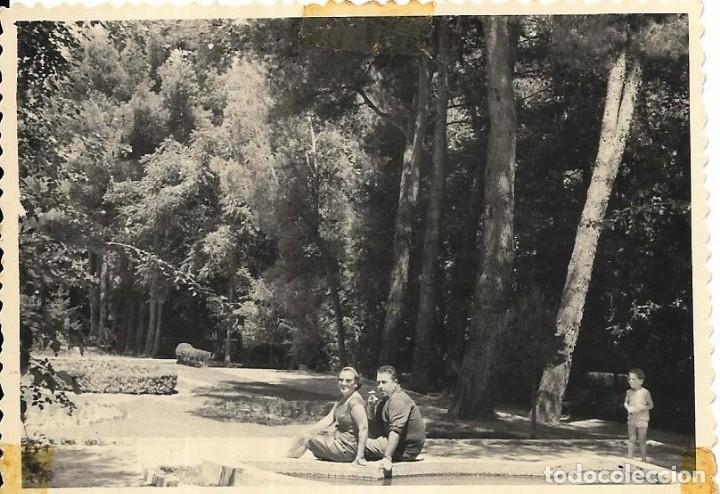 Fotografia antiga: == CU248 - FOTOGRAFIA - PAREJA EN UN PARQUE