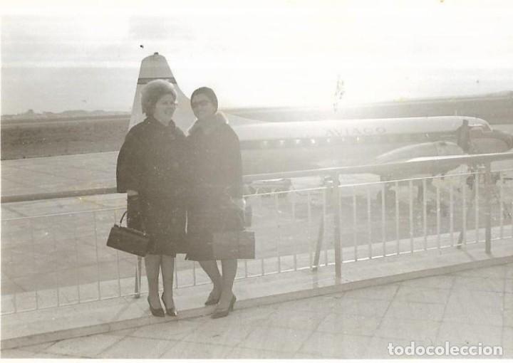 Fotografia antiga: == CU340 - FOTOGRAFIA - DOS AMIGAS EN UN AEROPUERTO