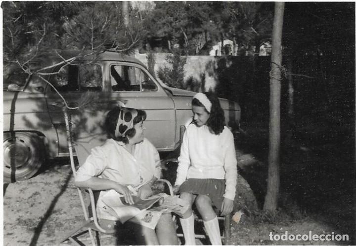 Fotografia antiga: == CU344 - FOTOGRAFIA - SE&Ntilde;ORA Y JOVENCITA, DETRAS DE ELLAS UN COCHE