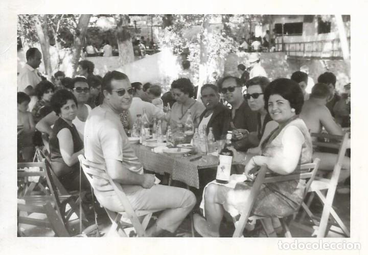 Fotografia antiga: == CU356 - FOTOGRAFIA - GRUPO DE AMIGOS EN UNA COMIDA