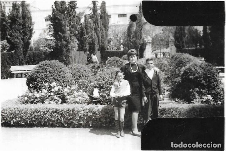 Fotografia antiga: == CU359 - FOTOGRAFIA - SE&Ntilde;ORA CON DOS JOVENCITOS EN UN PARQUE