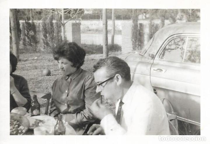 Fotografia antiga: == CU362 - FOTOGRAFIA - PAREJA COMIENDO EN EL CAMPO - ROCAFORT