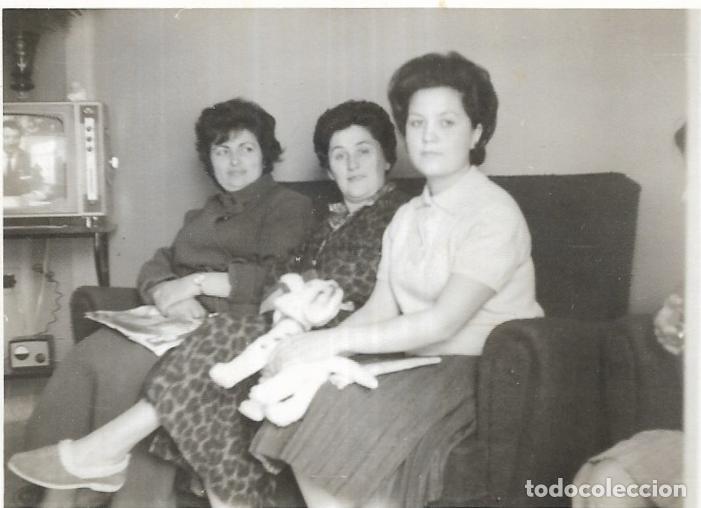 Antique Photography: == CU369 - FOTOGRAFIA - TRES AMIGAS SENTADAS EN UN SOFA