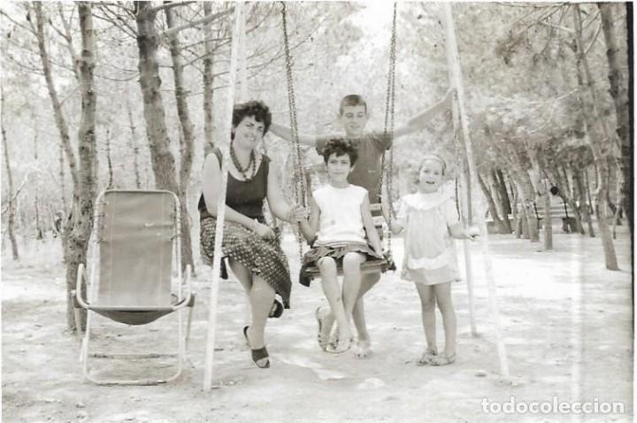 Antique Photography: == CU373 - FOTOGRAFIA - SE&Ntilde;ORA CON TRES JOVENCITOS EN UNOS COLUMPIOS