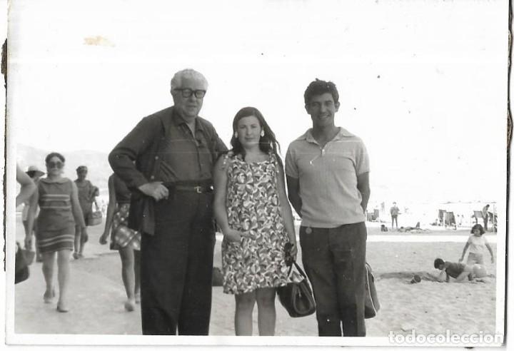 Antique Photography: == CU393 - FOTOGRAFIA - AMIGOS DE PASEO POR UNA PLAYA