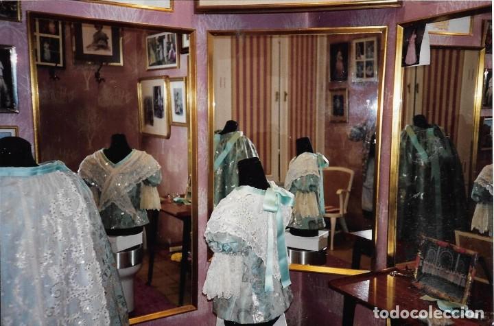Fotograf&iacute;a antigua: :::: B147 - FOTOGRAFIA - TRAJE DE FALLERA EN EL TALLER DE LA CASA INSA - VALENCIA