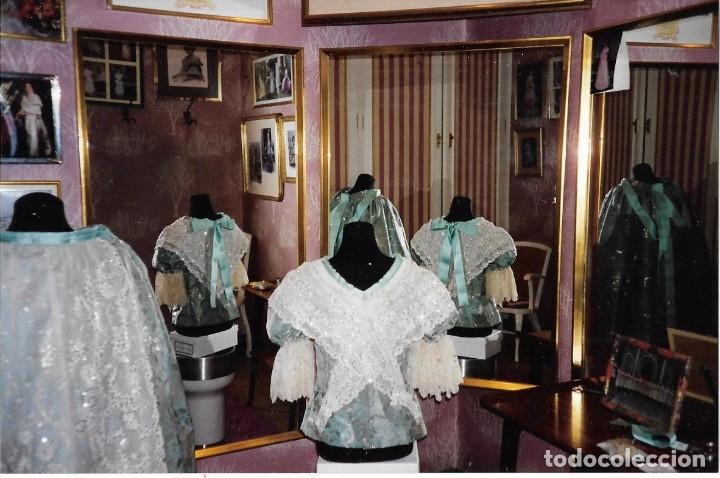 Fotograf&iacute;a antigua: :::: B141 - FOTOGRAFIA - TRAJE DE FALLERA EN EL TALLER DE LA CASA INSA - VALENCIA