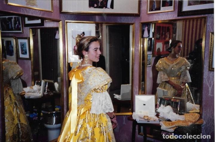 Fotograf&iacute;a antigua: :::: B139 - FOTOGRAFIA - BONITA FALLERA EN EL TALLER DE LA CASA INSA - VALENCIA